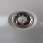 V poklopu je zabudovaná termosonda pro přesné měření teploty uvnitř grilu.