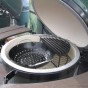 Půlkruhový vyvýšený rošt Big Green Egg s  děrovanou pánví wok