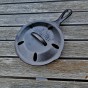 Litinová děrovaná pánev Lodge Ø16 cm s děrovanou pokličkou