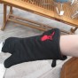 Grilovací rukavice s červeným kotlovým grilem, černá
