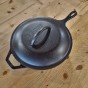 Hluboká litinová pánev Lodge 26 cm s poklicí