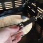 Úchyt na PB láhev uvnitř grilu Rösle Videro G3-S Vario+