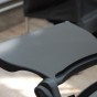 Boční sklápěcí stolek slouží k odkládání různých grilovacích pomůcek.