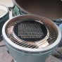 perforovaný smaltovaný rošt položený na konvektoru grilu Big Green Egg