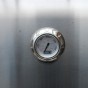 V poklopu je zabudovaná termosonda pro snané a rychlé měření teploty uvnitř grilu.