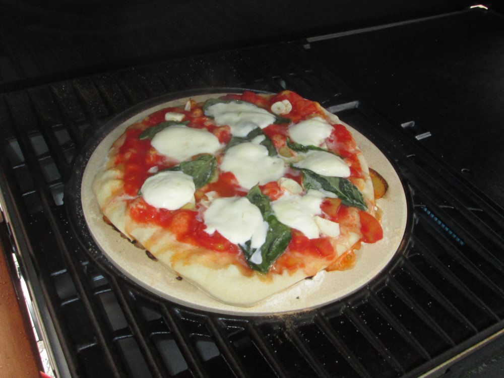 jak se peče pizza v plynovém grilu