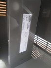 Cedulka s údaji o grilu umístěná ve skříňce pod grilem.
