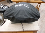 Weber Q 1200 s ochranným obalem.