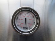 Při předehřívání grilu počkejte, dokud teploměr na poklopu neukáže 260 °C.
