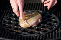 Na litinové mřížce Sear Grate uděláte i skvělý steak z tuňáka