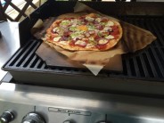 Pizza se mnohem lépe peče na plynovém grilu, kde se snadněji reguluje teplota