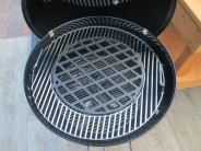 Do grilu Weber Kettle Plus pasuje z příslušenství Weber GBS litinová mřížka Sear Grate...