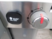 Přípojka na termosondu iGrill 3 a regulační kohoutek u grilu Genesis II LX S-340
