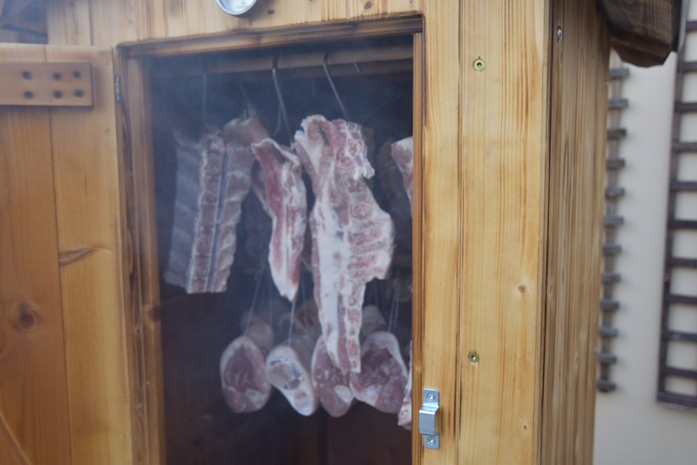 Dřevěná udírna s masem
