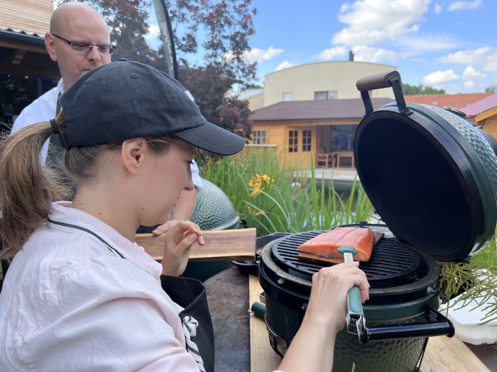 kurz grilování na grilech big green egg