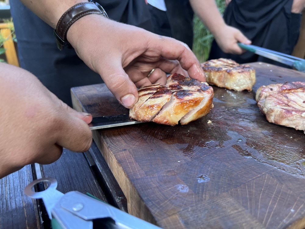 kurz grilování na grilech big green egg