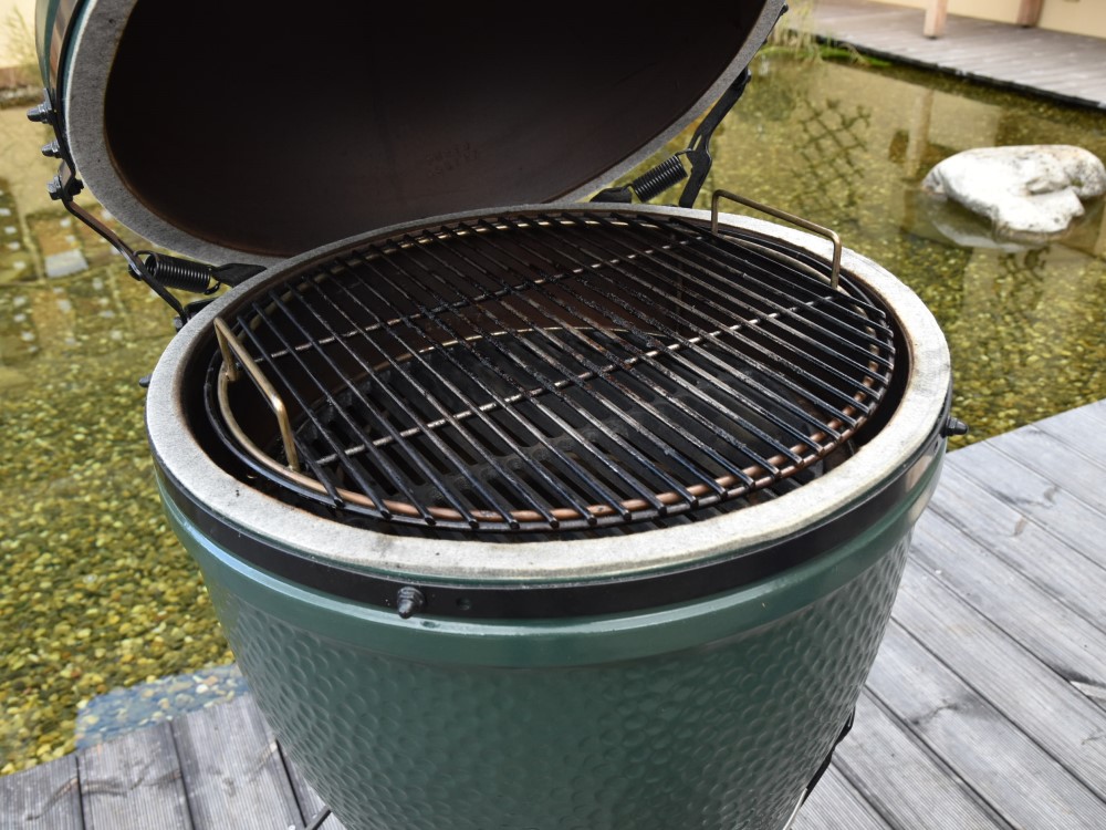 nerezový rošt v grilu big green egg