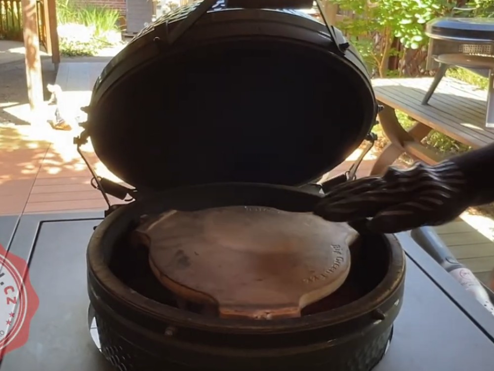 kolik pizz upeču v big green egg na jeden zátah?