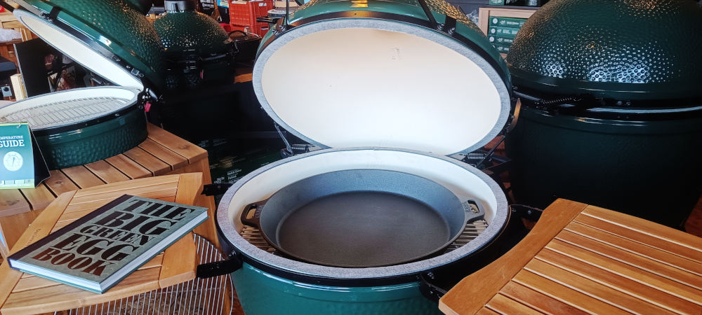 litinová pánev Valhal uvnitř grilu big green egg