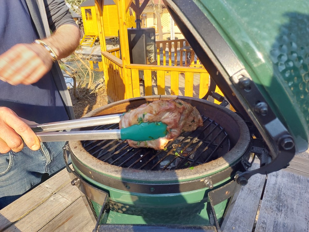 steak v grilu big green egg