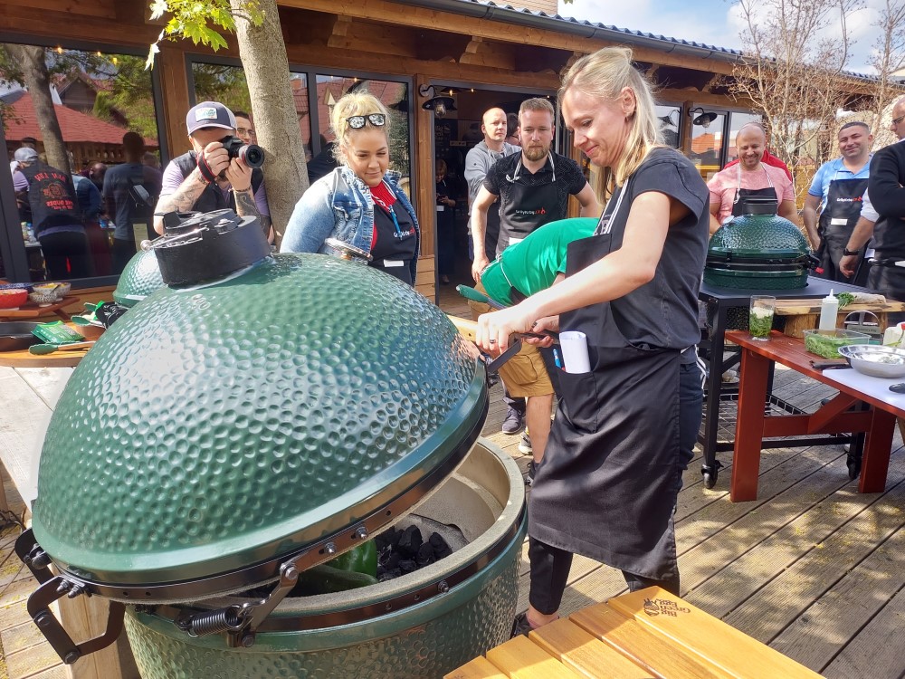 jak přiložit do grilu big green egg