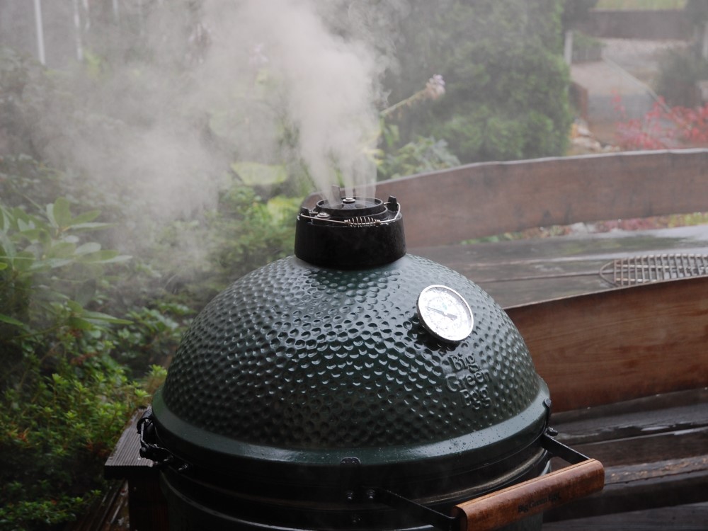 big green egg v dešti