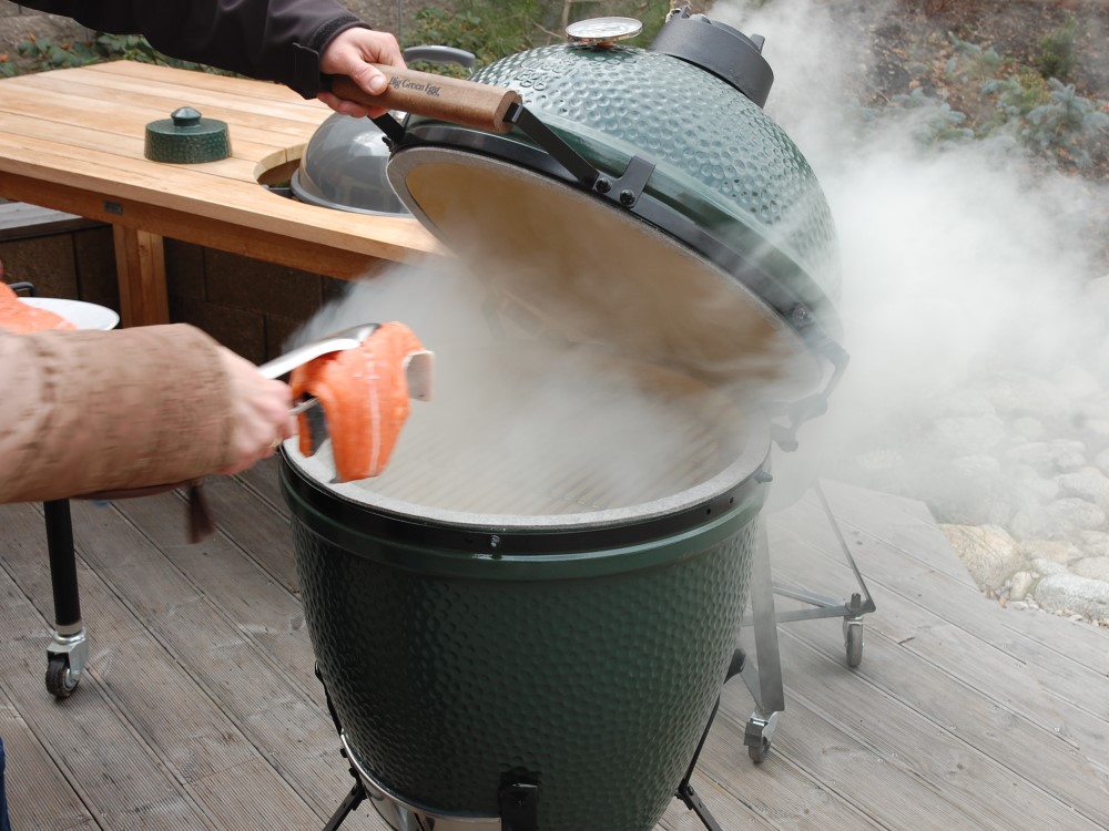 uzení v grilu big green egg