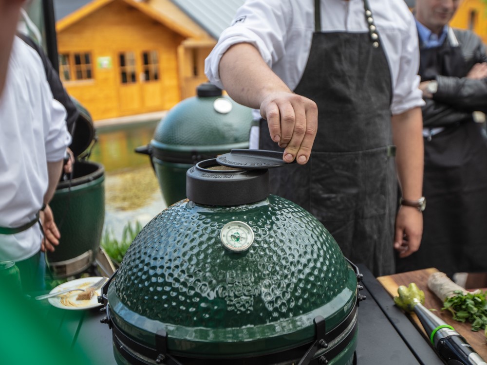 uzení v grilu big green egg