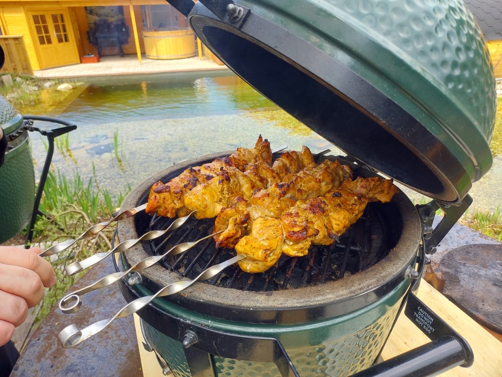 špízy na grilu big green egg