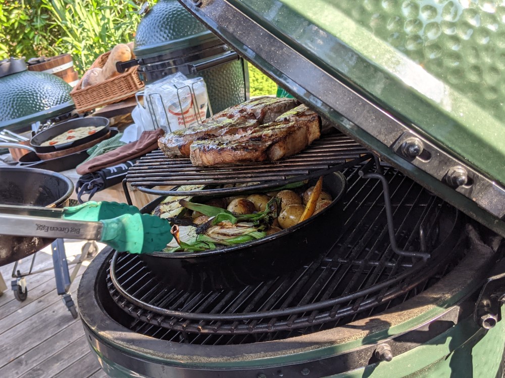 grilování steaku  v big green egg