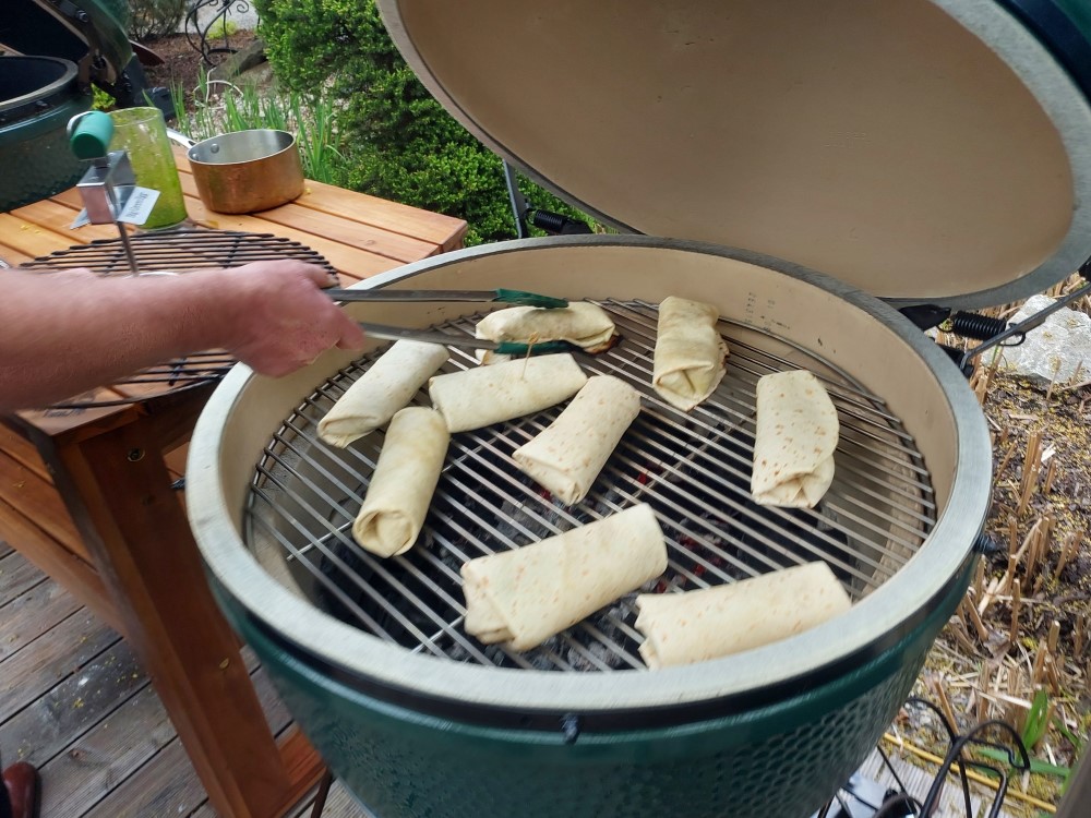 tortily na grilu big green egg