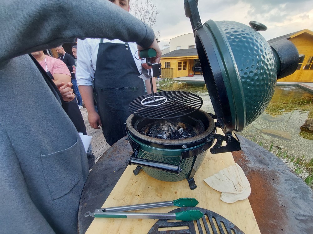 jak přiložit do grilu big green egg