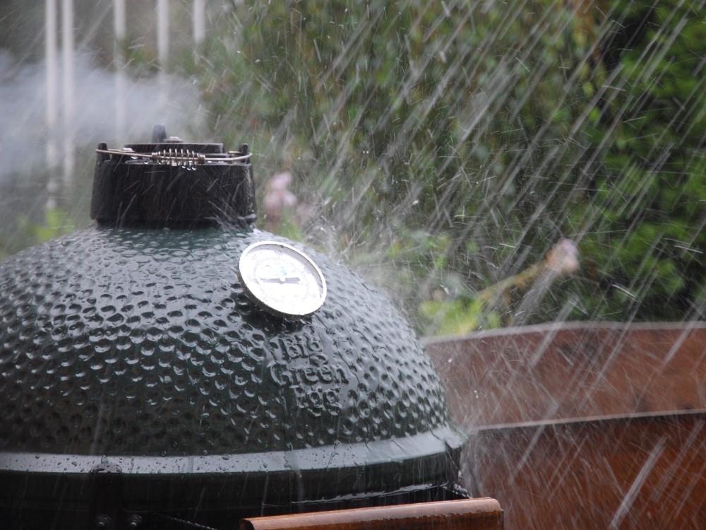 big green egg v dešti