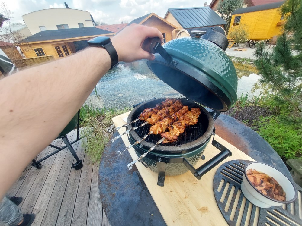 špízy na grilu big green egg