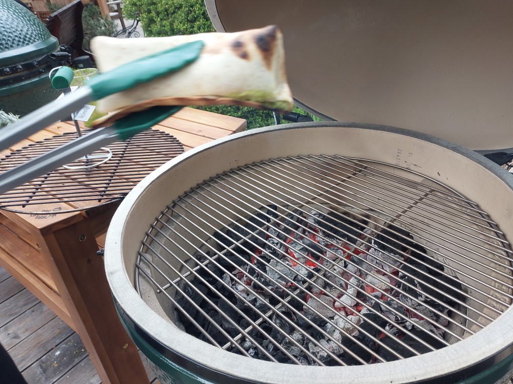 dřevěné uhlí uvnitř grilu big green egg