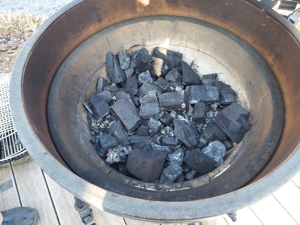 dřevěné uhlí v grilu big green egg