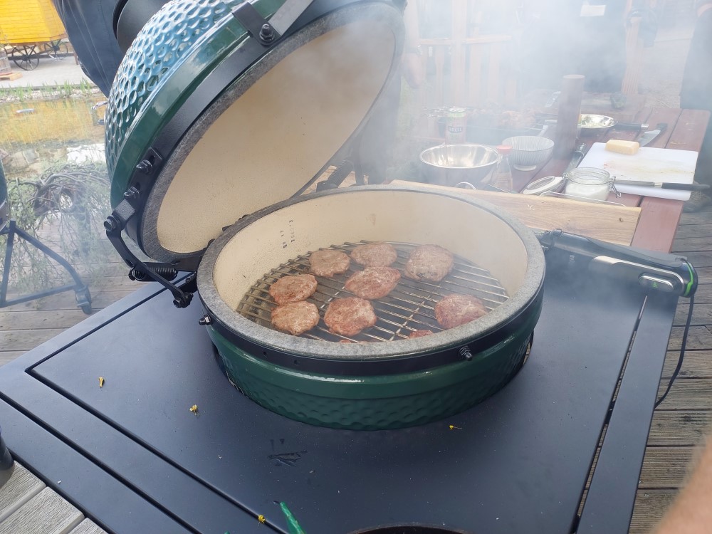 hamburgery v big green egg