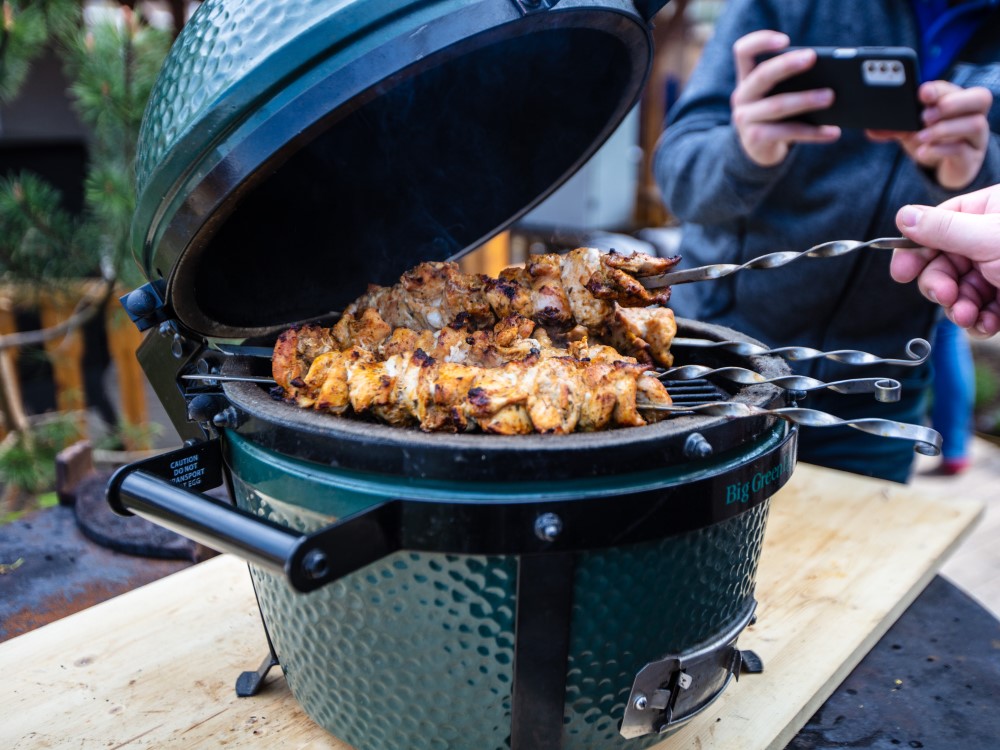 špízy na grilu big green egg