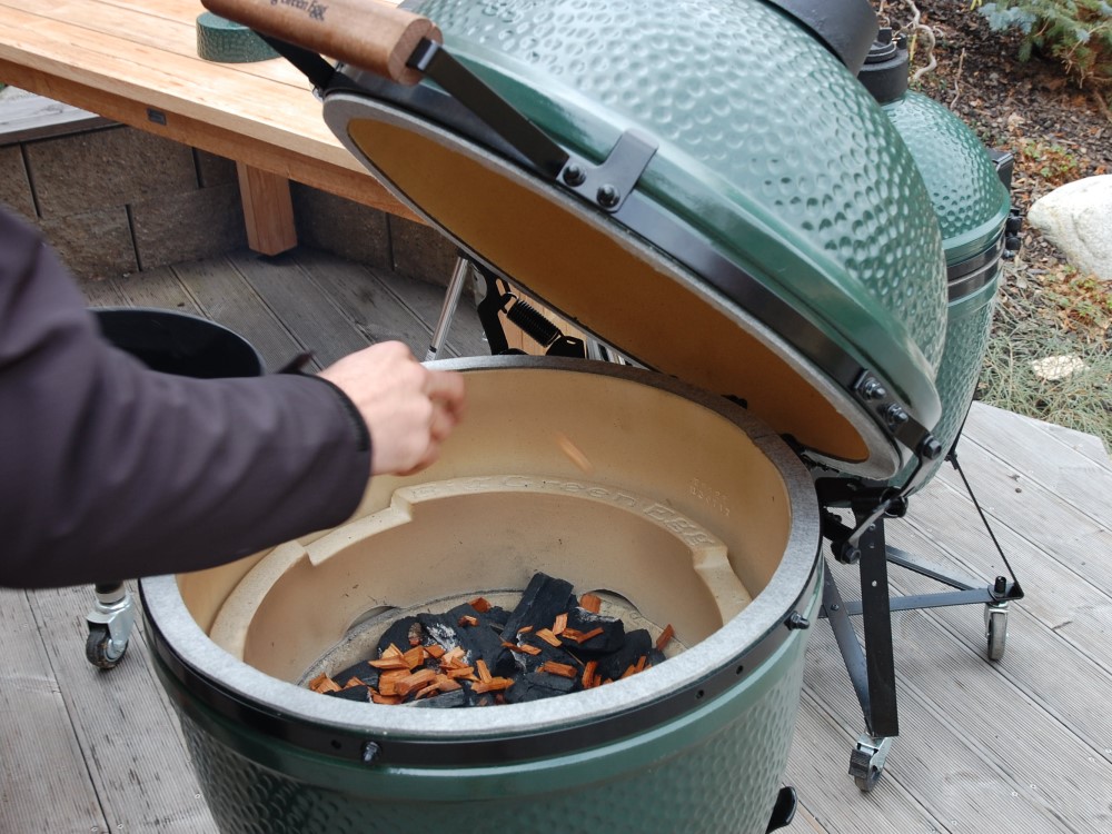 uzení v grilu big green egg