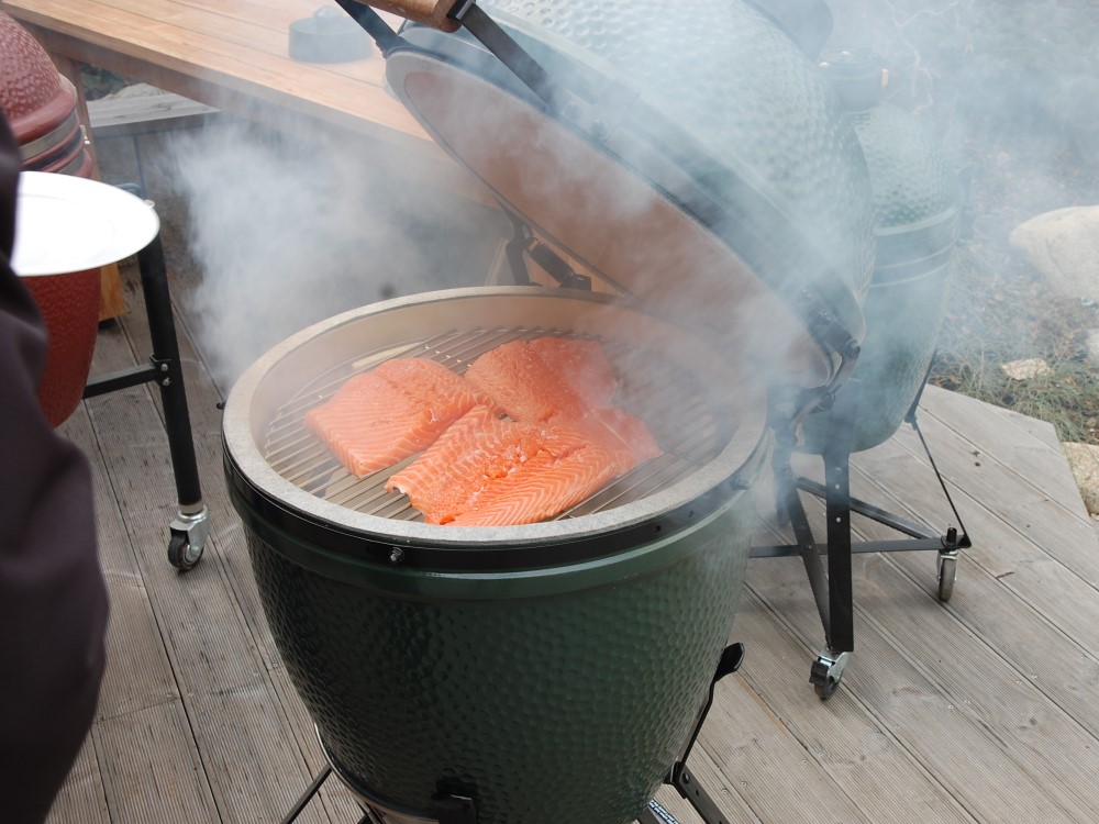 uzený losos v grilu big green egg