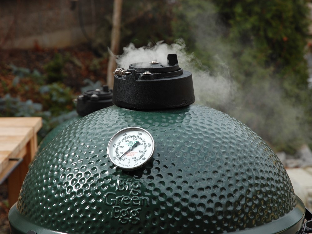 uzení v grilu big green egg