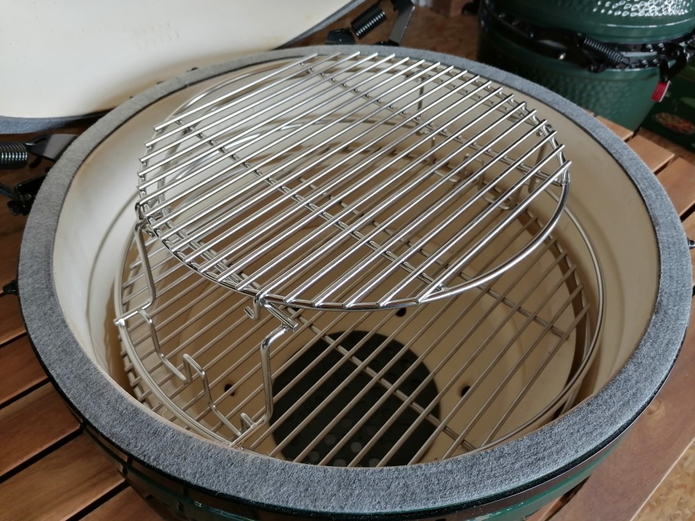 rošt uvnitř grilu big green Egg