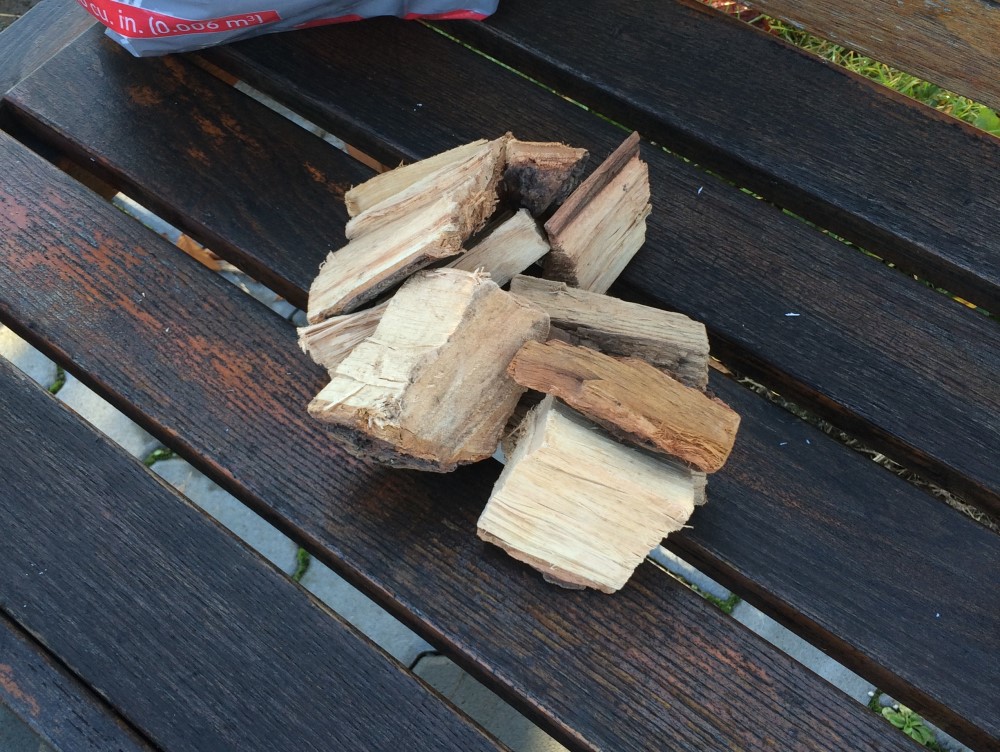 Dřevo pro domácí udírnu