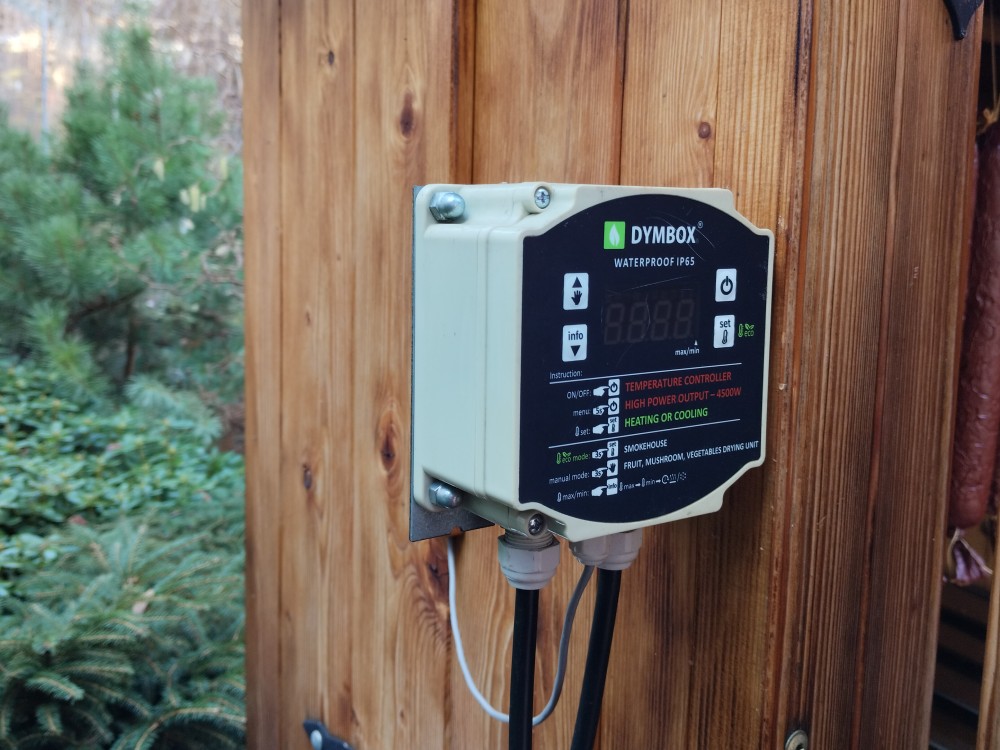 jak přestavit obyčejnou udírnu na dřevo na elektrickou udírnu s dýmboxem