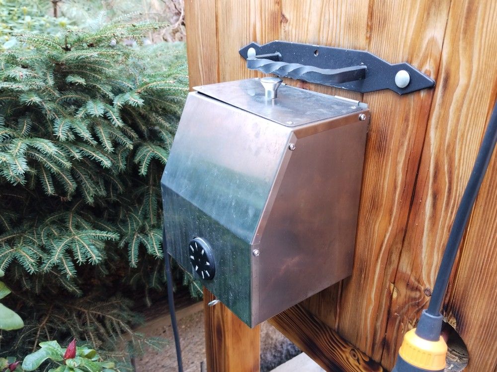 jak přestavit obyčejnou udírnu na dřevo na elektrickou udírnu s dýmboxem