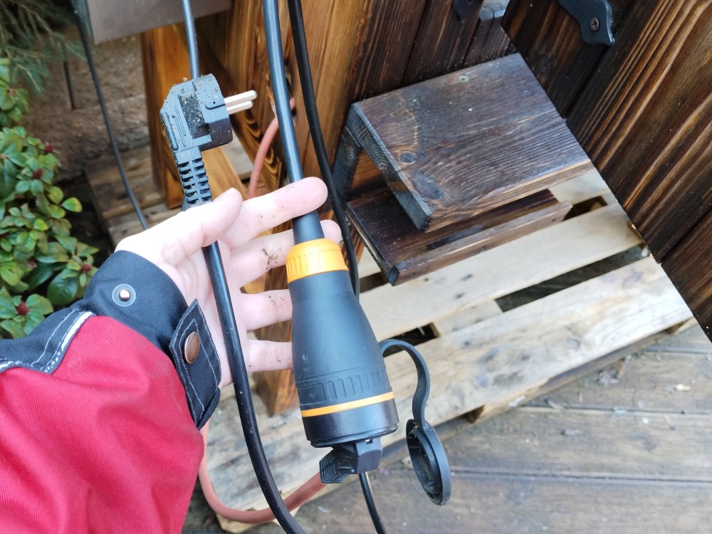 jak přestavit obyčejnou udírnu na dřevo na elektrickou udírnu s dýmboxem