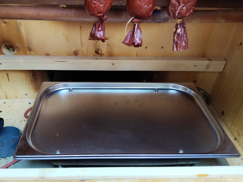 jak přestavit obyčejnou udírnu na dřevo na elektrickou udírnu s dýmboxem