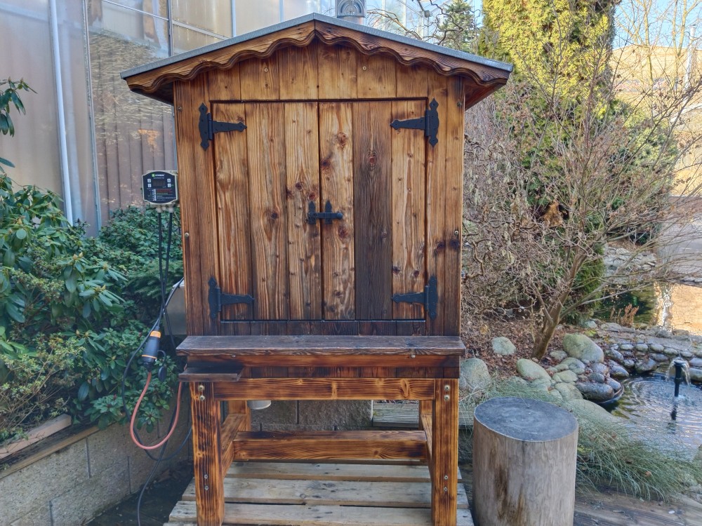 jak přestavit obyčejnou udírnu na dřevo na elektrickou udírnu s dýmboxem