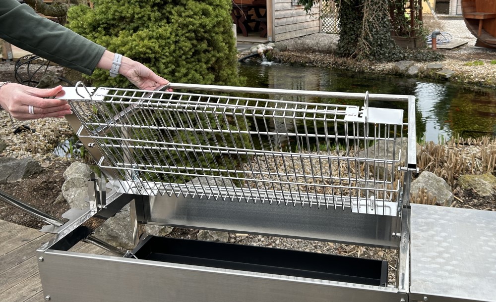 nerezový gril s klecovým otočným roštem