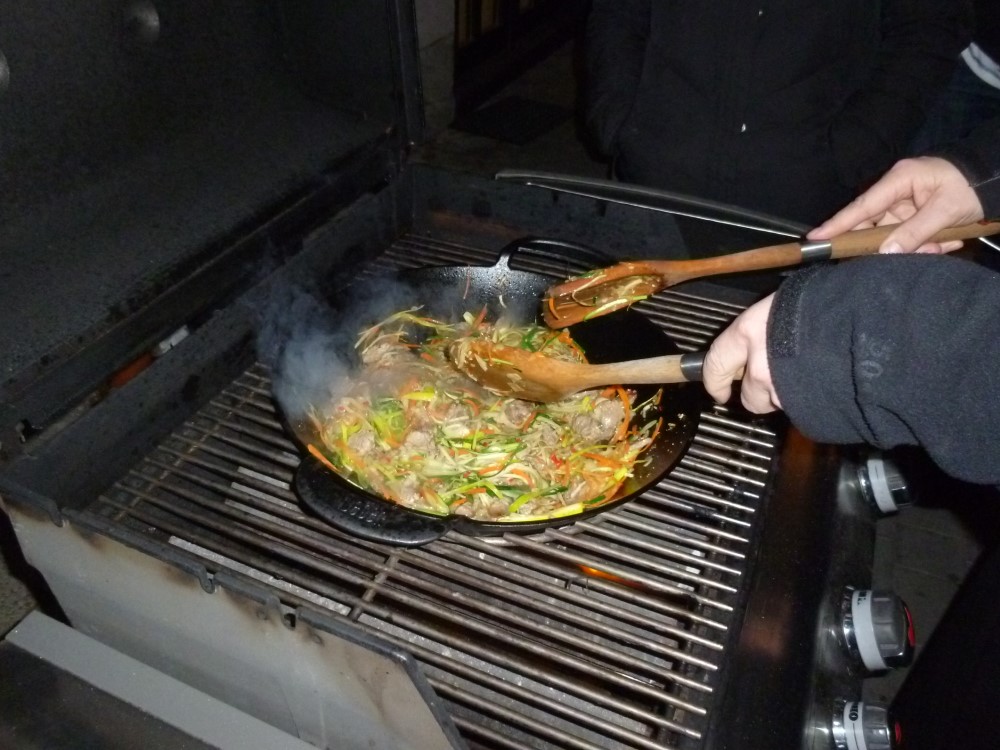 wok pánev na plynovém grilu